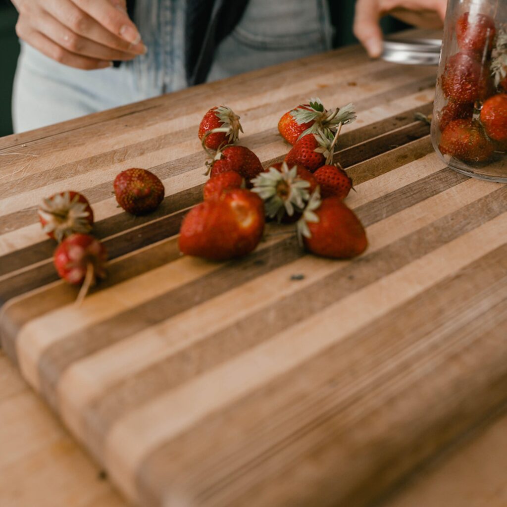 5 Sustainable Wooden Cutting Board Options for a Non-Toxic Kitchen 